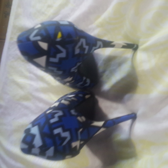 Shoes - Picture 5 of 9